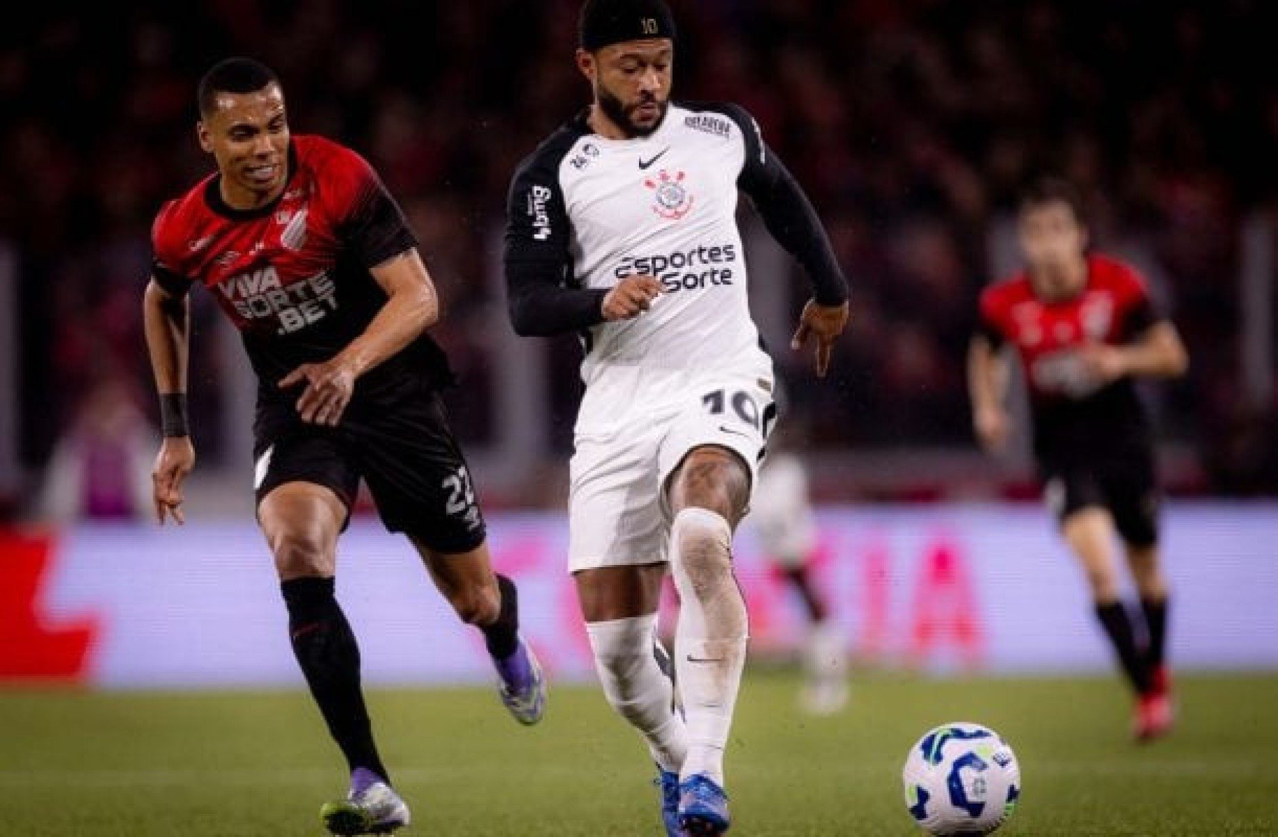 Com edema na coxa, Depay vira desfalque no Corinthians contra o Fluminense
