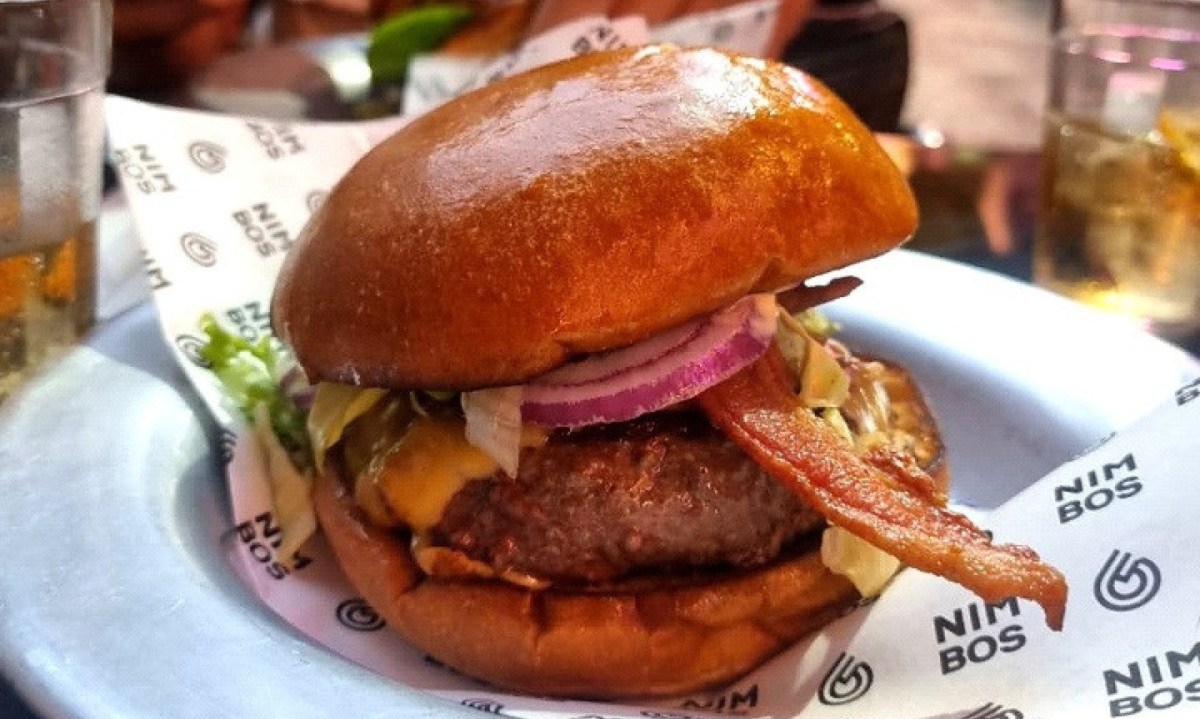O hambúrguer do Nimbos Bar foi recentemente premiado pelo ranking do Burger Fest 2024 - (crédito: Arquivo pessoal) O hambúrguer do Nimbos Bar foi recentemente premiado pelo ranking do Burger Fest 2024 - (crédito: Arquivo pessoal)