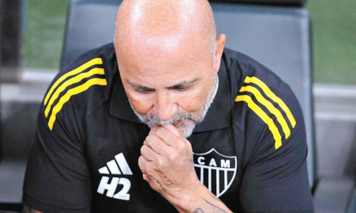 Escalação do técnico Jorge Sampaoli, sem Alan Franco no meio e com Cuello na direita, provocou estranheza no torcedor alvinegro -  (crédito: Alexandre Guzanshe/EM/D.A. Press)