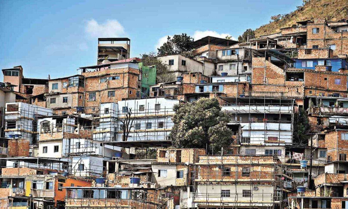 Antes do trabalho dos artistas, as cores que predominavam nas casas da comunidade eram de tijolos e concreto