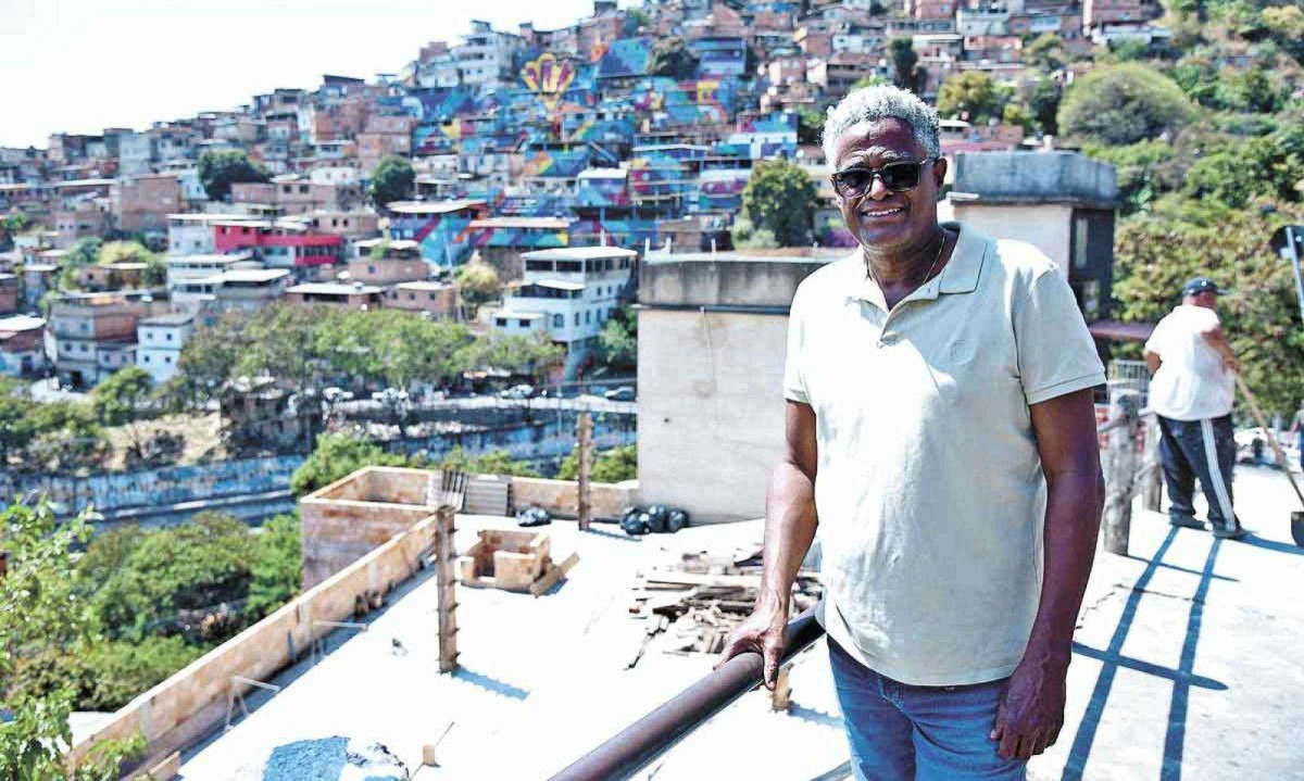 Jorge dos Anjos usou elementos que remetem aos cursos d’água e coroou o trabalho com o grande leque de Oxum, a orixá conhecida como a Rainha da Água Doce