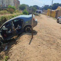 Homem perde controle de carro, cai em córrego e morre do coração