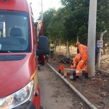 Motociclista perde o controle da direção, bate em poste e morre na hora - Divulgação/Corpo de Bombeiros