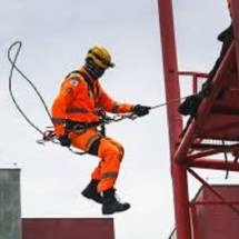 MG: bombeiros resgatam homem preso em altura de 20 metros - CBMMG