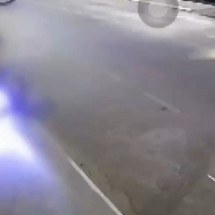 Após a colisão, o motociclista se levantou, pegou o capacete e fugiu sem prestar socorro à idosa -  (crédito: Reprodução/Redes Sociais )