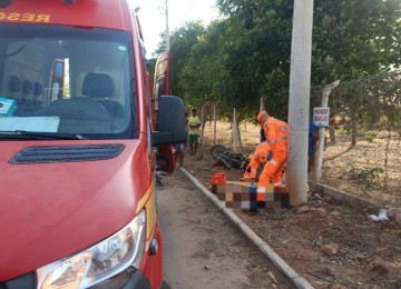 Vítima foi encontrada já sem sinais vitais. Ela foi socorrida ao hospital, mas não respondeu aos estímulos de reanimação -  (crédito: Divulgação/Corpo de Bombeiros)