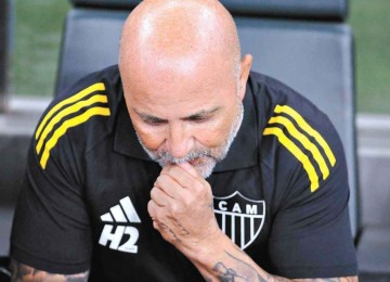 Escalação do técnico Jorge Sampaoli, sem Alan Franco no meio e com Cuello na direita, provocou estranheza no torcedor alvinegro -  (crédito: Alexandre Guzanshe/EM/D.A. Press)