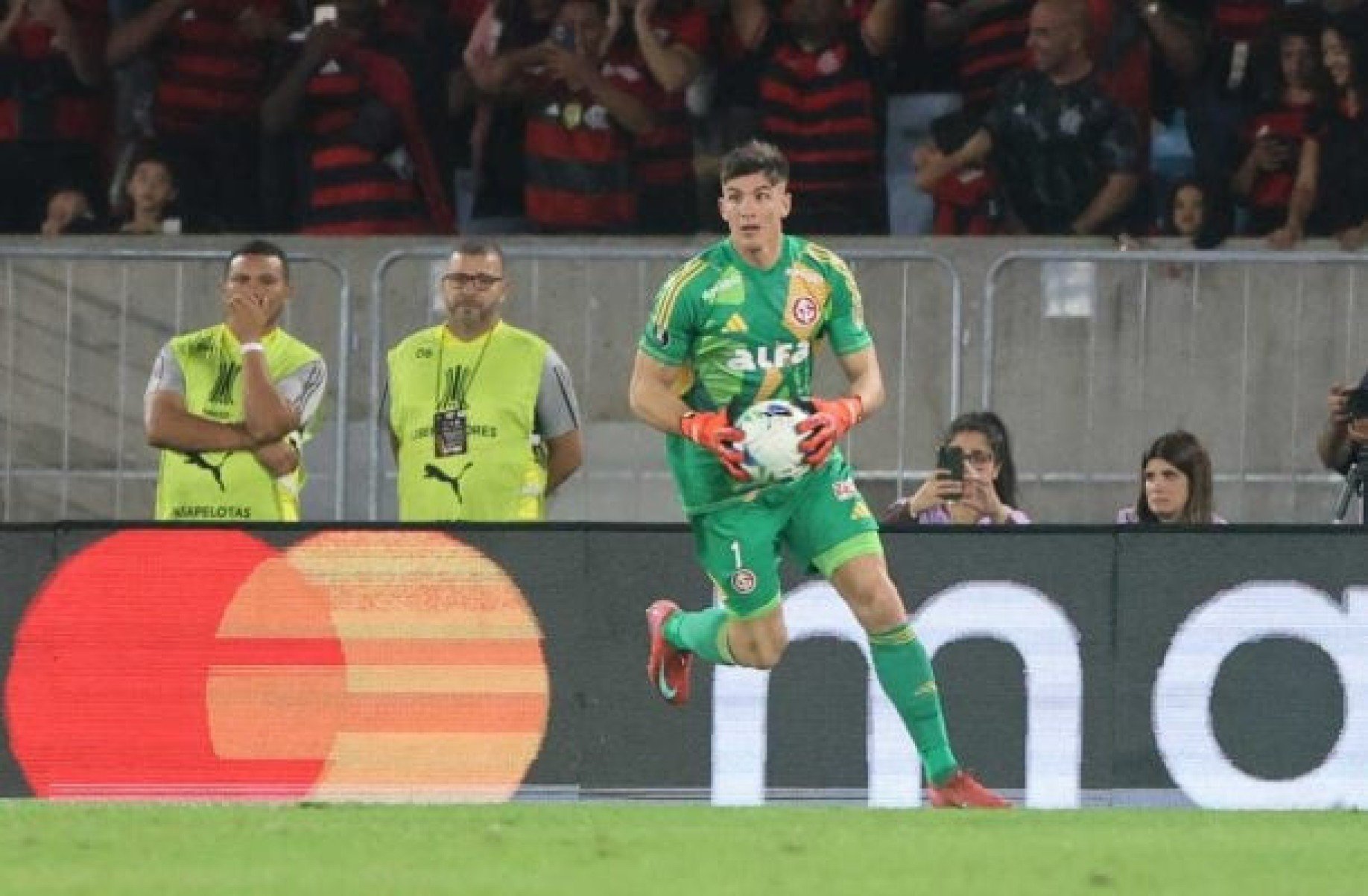 Rochet retorna ao treino, e Internacional planeja mudança no time titular