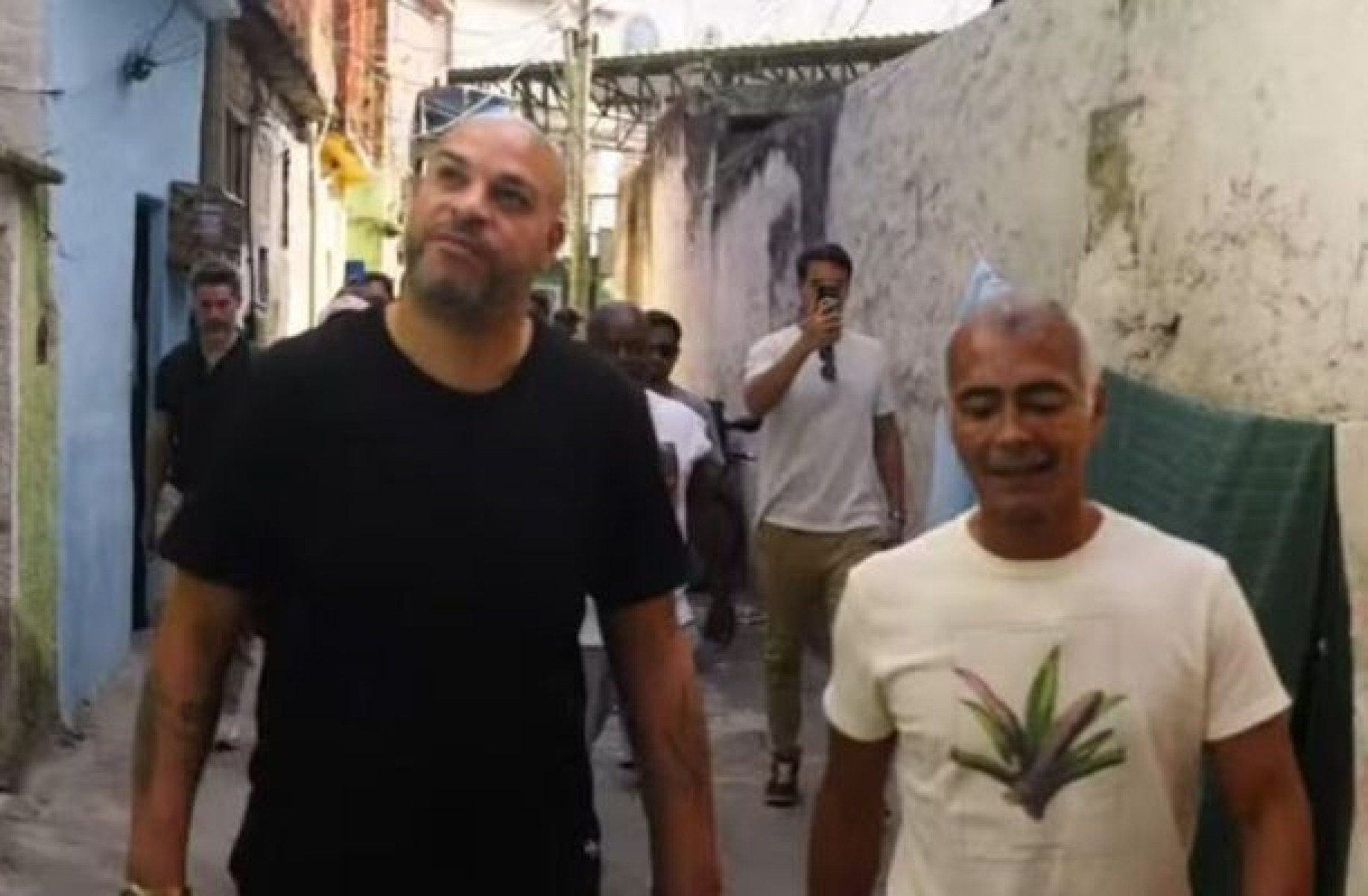 Com bandeira do Flamengo de marca, Adriano Imperador leva Romário em casa onde cresceu