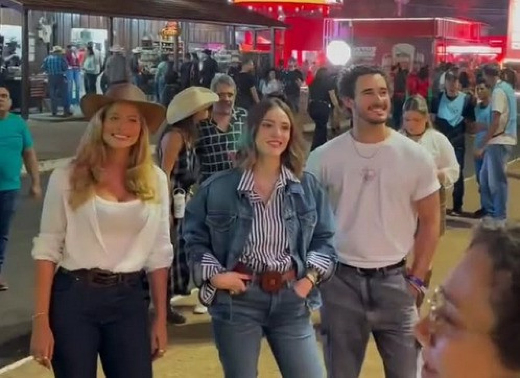 Atores Isabelle Drummond, Isadora Cruz e Filipe Bragança na Festa do Peão de Barretos