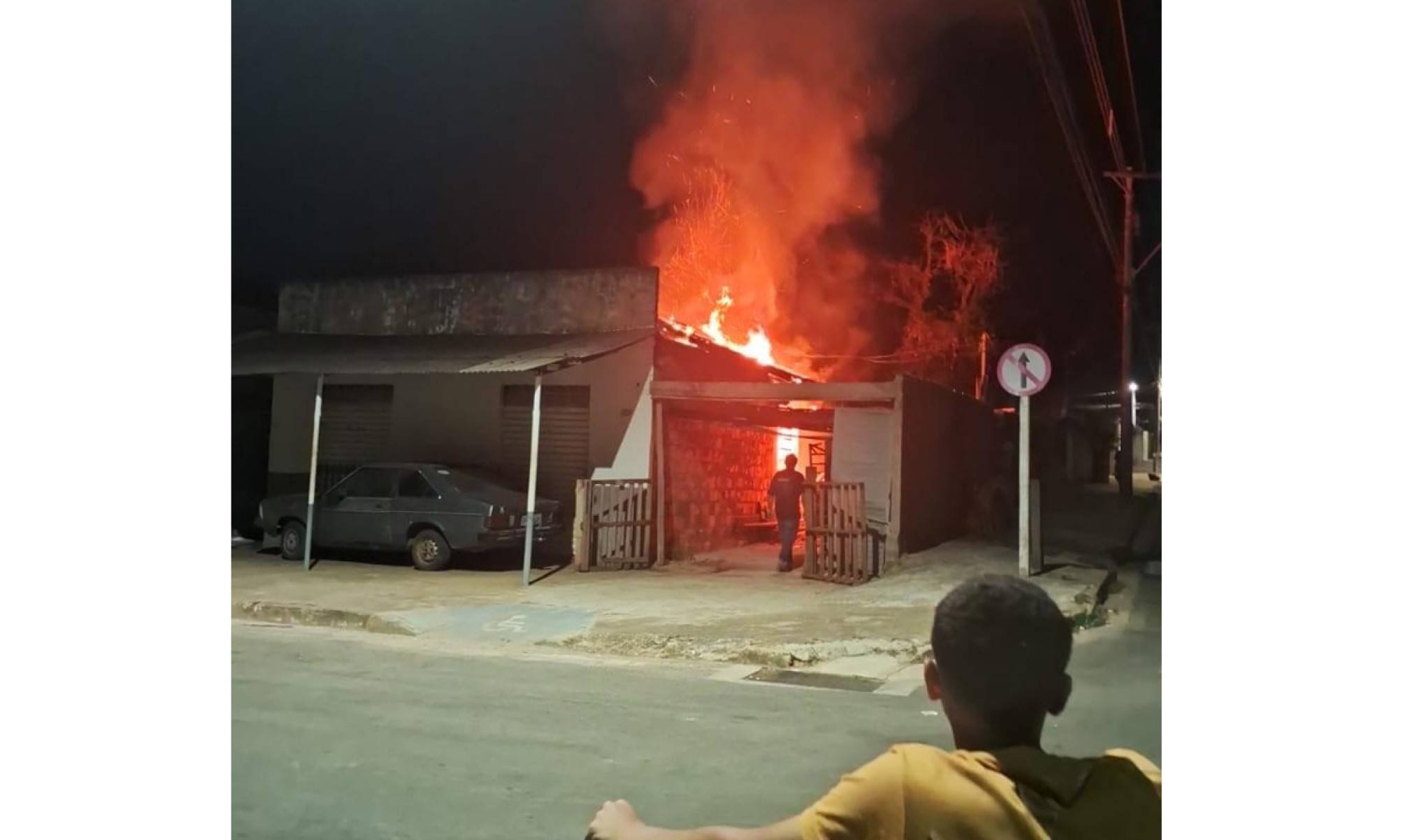 Mulher acende isqueiro embaixo de cama e bota fogo na casa - CBMMG/Divulga&ccedil;&atilde;o