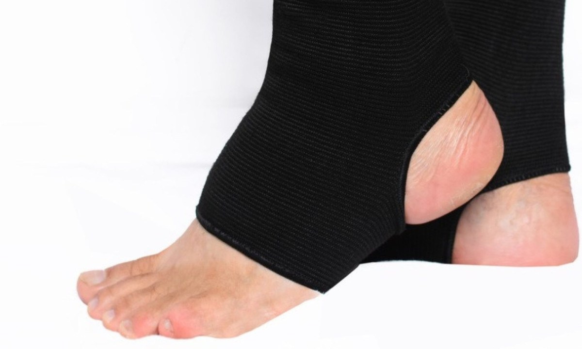Quando ocorre uma entorse, especialmente aquela em que os ligamentos laterais se estiram ou rompem, a estabilidade da articulação é comprometida. É aí que entra a tornozeleira -  (crédito: Ortopedia médica/Reprodução)