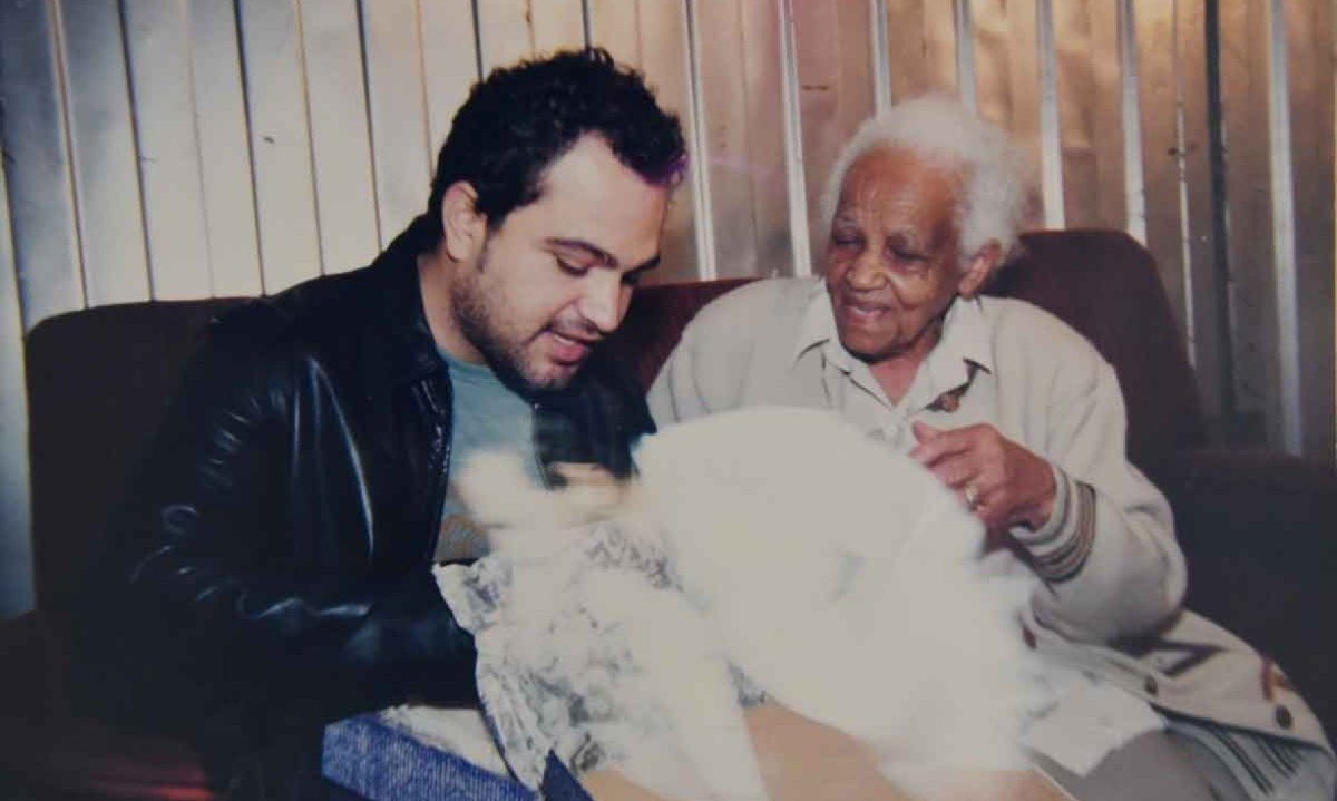 Devota de nossa senhora aparecida, vó raymunda rezou pela libertação de wellington,  irmão da dupla zezé di camargo e luciano, sequestrado em 1998. Na foto guardada pela família, ela entrega a luciano a toalha de mesa que ajudou a tecer