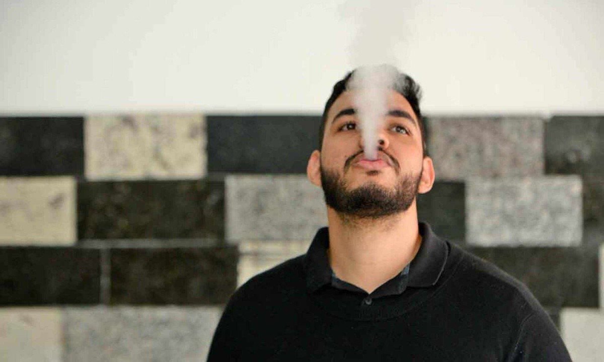 O advogado Marcos Vinicius Costa, de 25 anos, sempre criticou o hábito da mãe de fumar, mas acabou atraído pelas características do vape e hoje tenta abandonar o vício