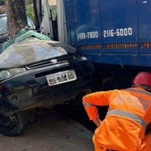 Caminhão perde os freios, prensa carro em árvore e dois morrem na Grande BH - Divulgação/Corpo de Bombeiros