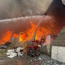 Veja fotos do incêndio que atinge galpão com artigos de festa em Contagem - Divulgação/Corpo de Bombeiros