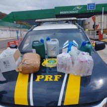 PRF intercepta carro com cocaína e lança-perfume na BR-116, em Minas - Divulgação/PRF