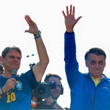 O governador de São Paulo, Tarcísio de Freitas, e o ex-presidente Jair Bolsonaro dividem palanque -  (crédito: Miguel Schincariol/AFP – 29/6/25)