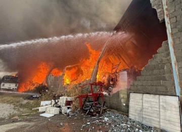 Incêndio mobiliza bombeiros em Contagem -  (crédito: Divulgação/Corpo de Bombeiros)