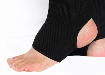 Quando ocorre uma entorse, especialmente aquela em que os ligamentos laterais se estiram ou rompem, a estabilidade da articulação é comprometida. É aí que entra a tornozeleira -  (crédito: Ortopedia médica/Reprodução)