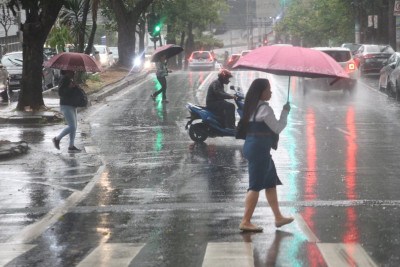 De acordo com a Defesa Civil, há probabilidade de chuvas com até 20 milímetros de volume e raios e rajadas de vento em torno de 50 km/h -  (crédito: Marcos Vieira /EM/D.A Press. Brasil. Belo Horizonte - 03/06/2025)
