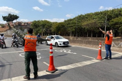 Uma das ações simuladas foi o bloqueio da avenida, que costuma alagar no período chuvoso devido ao transbordamento do Córrego Ferrugem -  (crédito: Roger Victor / Defesa Civil de Belo Horizonte)