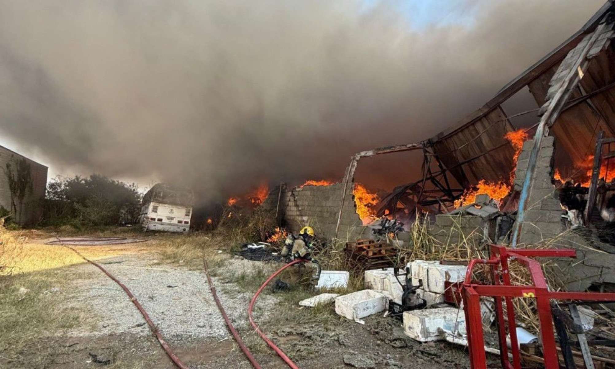 Incêndio mobiliza bombeiros em Contagem-Divulgação/Corpo de Bombeiros