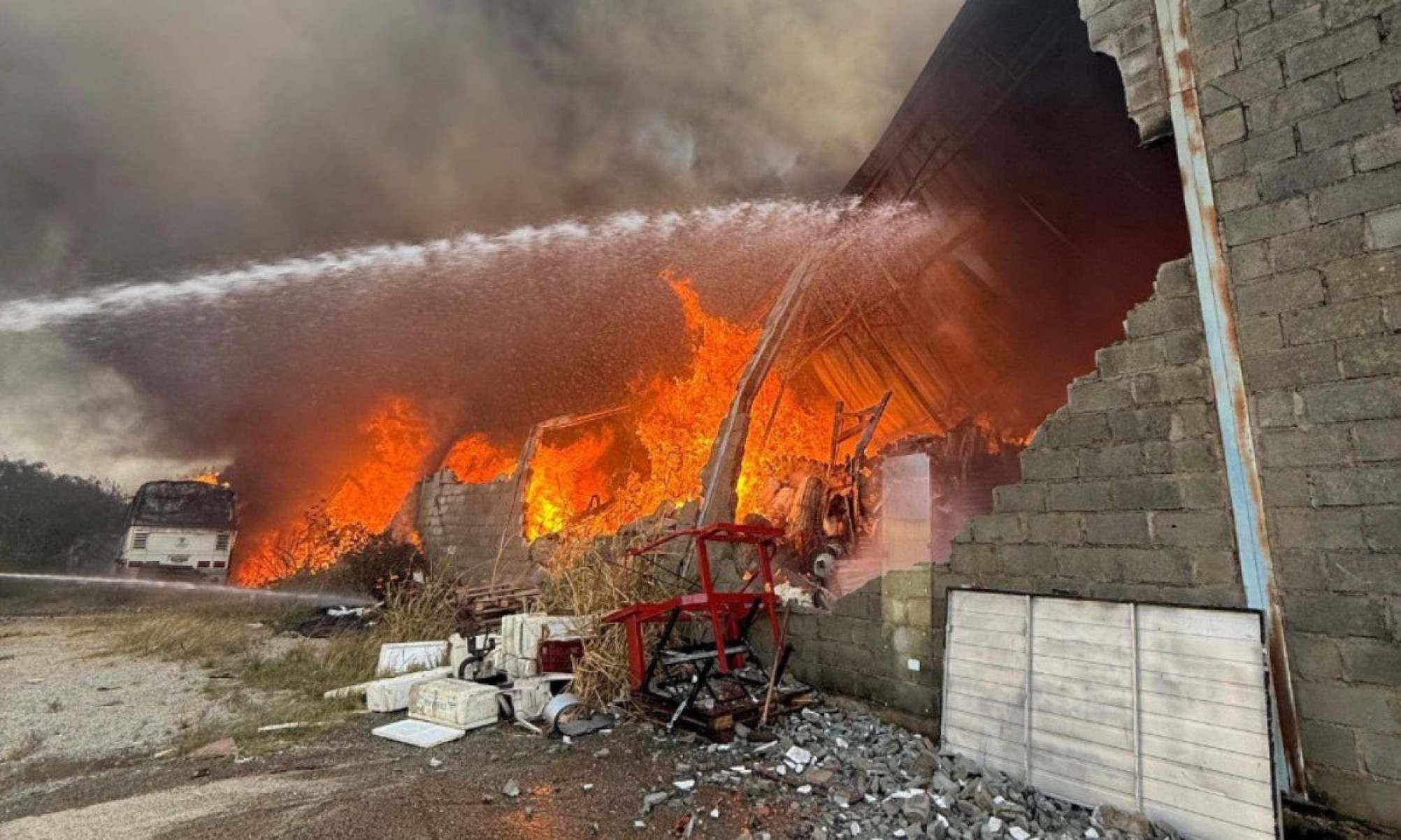 Incêndio mobiliza bombeiros em Contagem-Divulgação/Corpo de Bombeiros