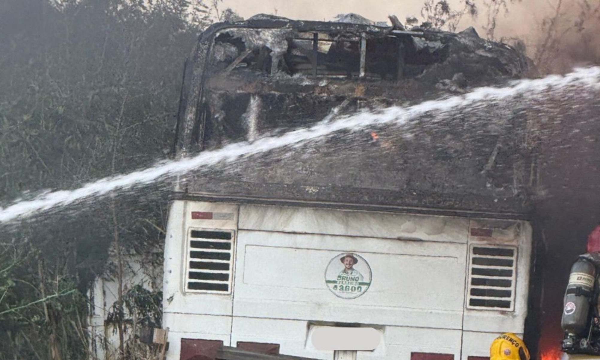 Um ônibus é visto como dano provocado pelo fogo-Divulgação/Corpo de Bombeiros