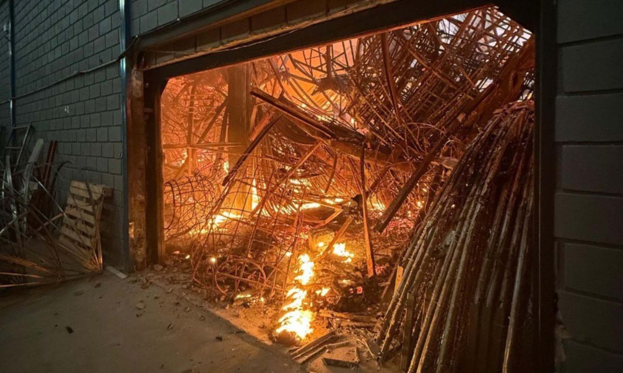 Galpão conta com muito material inflamável como madeira e plástico-Divulgação/Corpo de Bombeiros