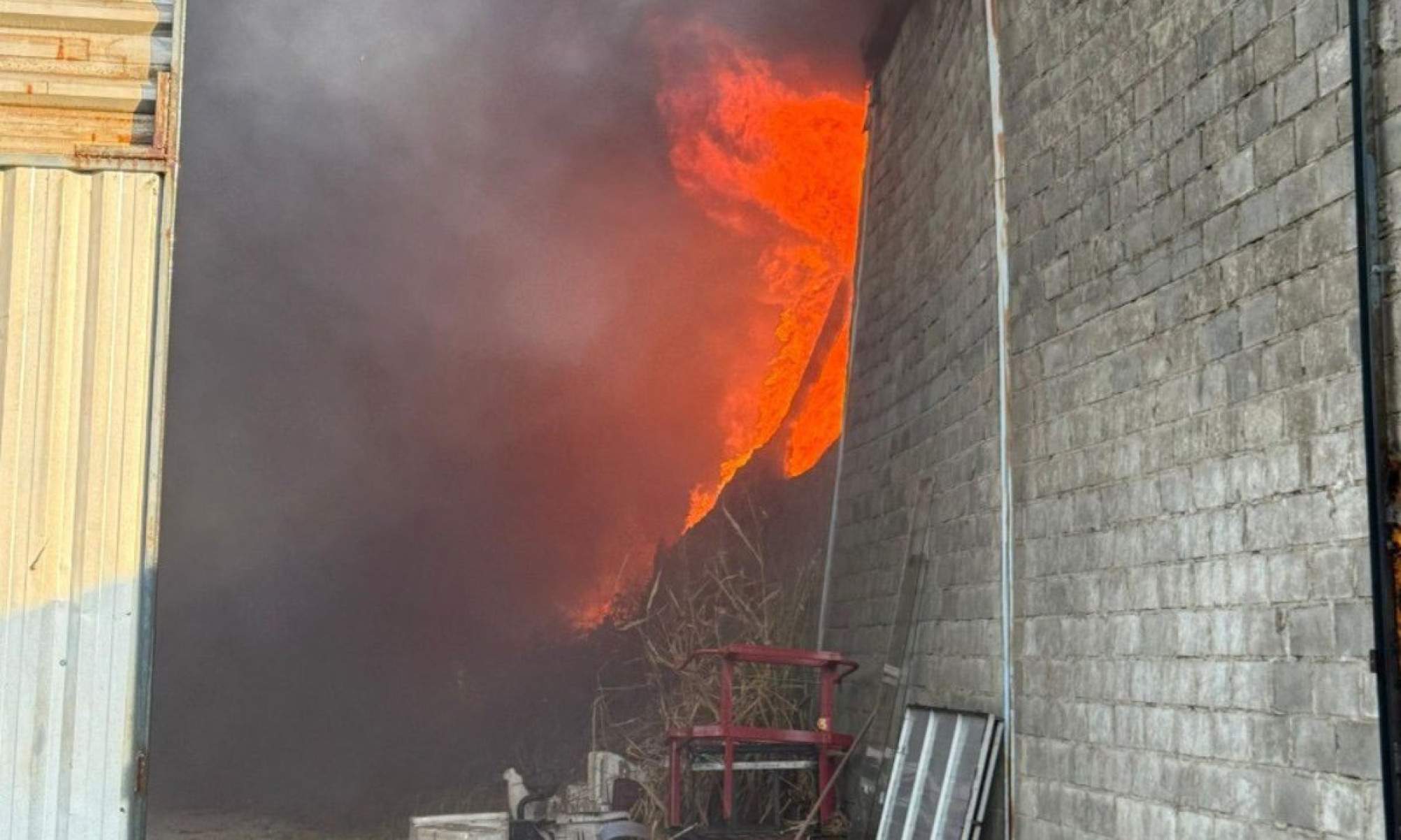 Labaredas altas são vistas em registros feitos pelos bombeiros-Divulgação/Corpo de Bombeiros