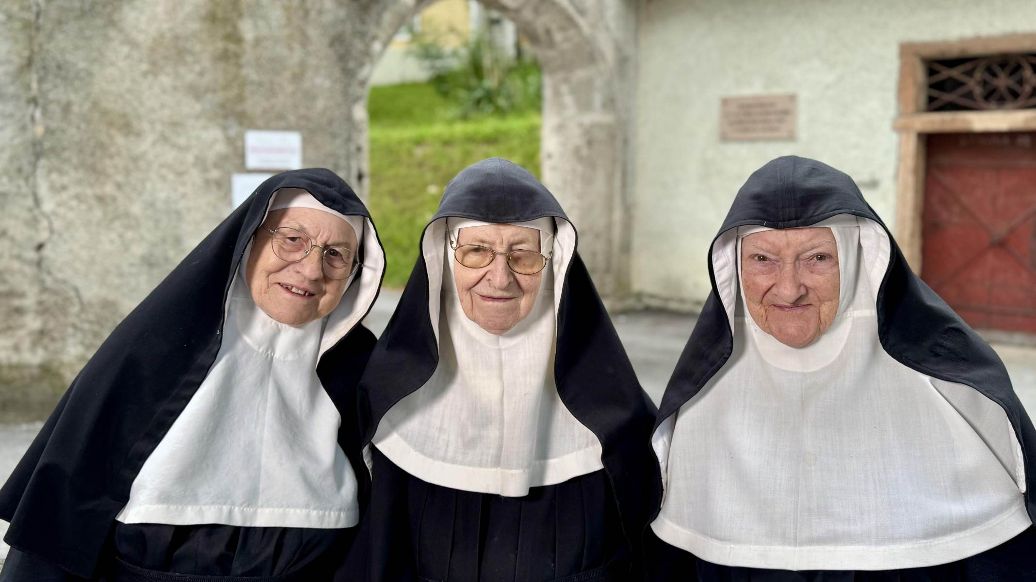 Quando as freiras retornaram ao castelo Goldenstein, o convento não tinha mais água nem energia, mas a escola que opera no local ainda estava funcionando -  (crédito: BBC)