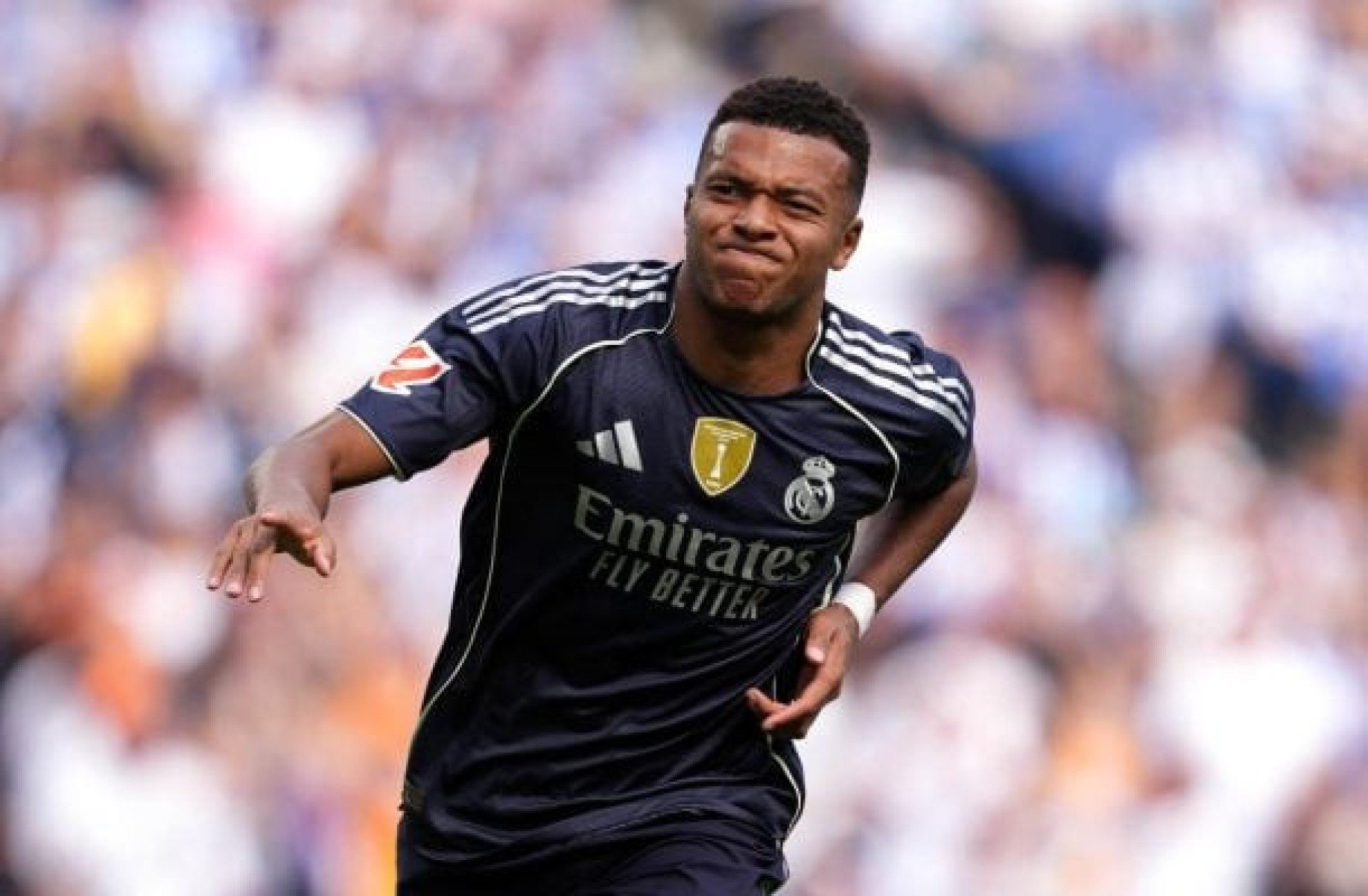 Mbappé marca, e Real Madrid vence Real Sociedad, mesmo com um a menos