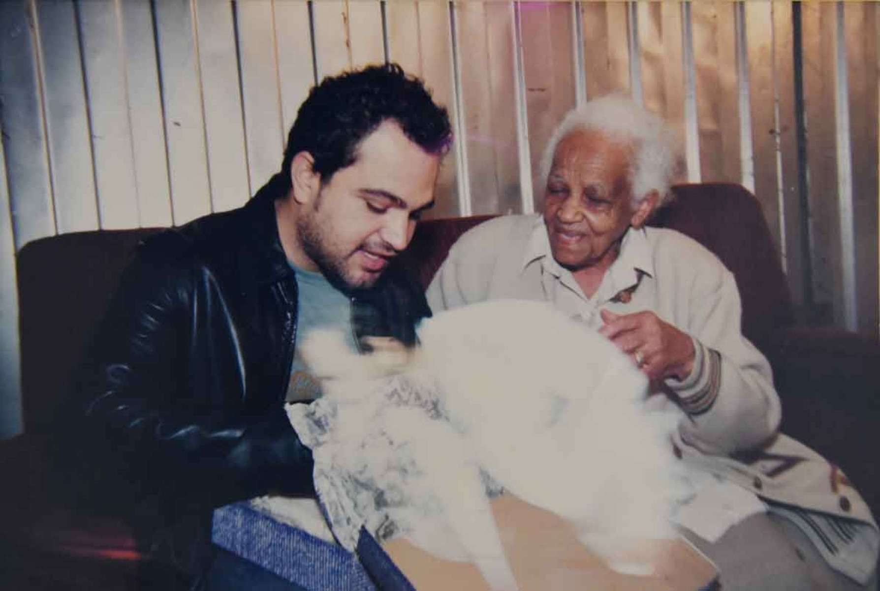 Devota de nossa senhora aparecida, vó raymunda rezou pela libertação de wellington,  irmão da dupla zezé di camargo e luciano, sequestrado em 1998. Na foto guardada pela família, ela entrega a luciano a toalha de mesa que ajudou a tecer