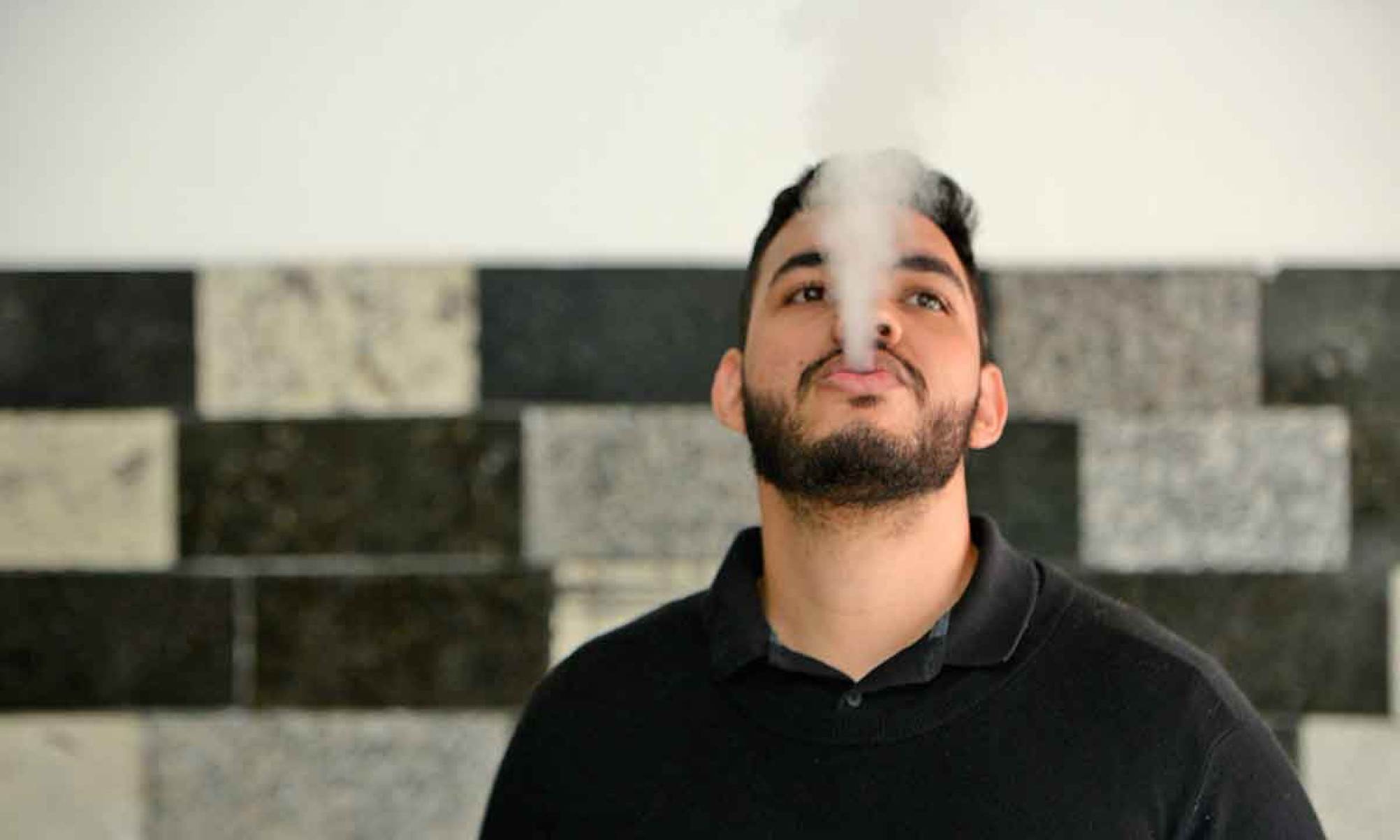 O advogado Marcos Vinicius Costa, de 25 anos, sempre criticou o hábito da mãe de fumar, mas acabou atraído pelas características do vape e hoje tenta abandonar o vício