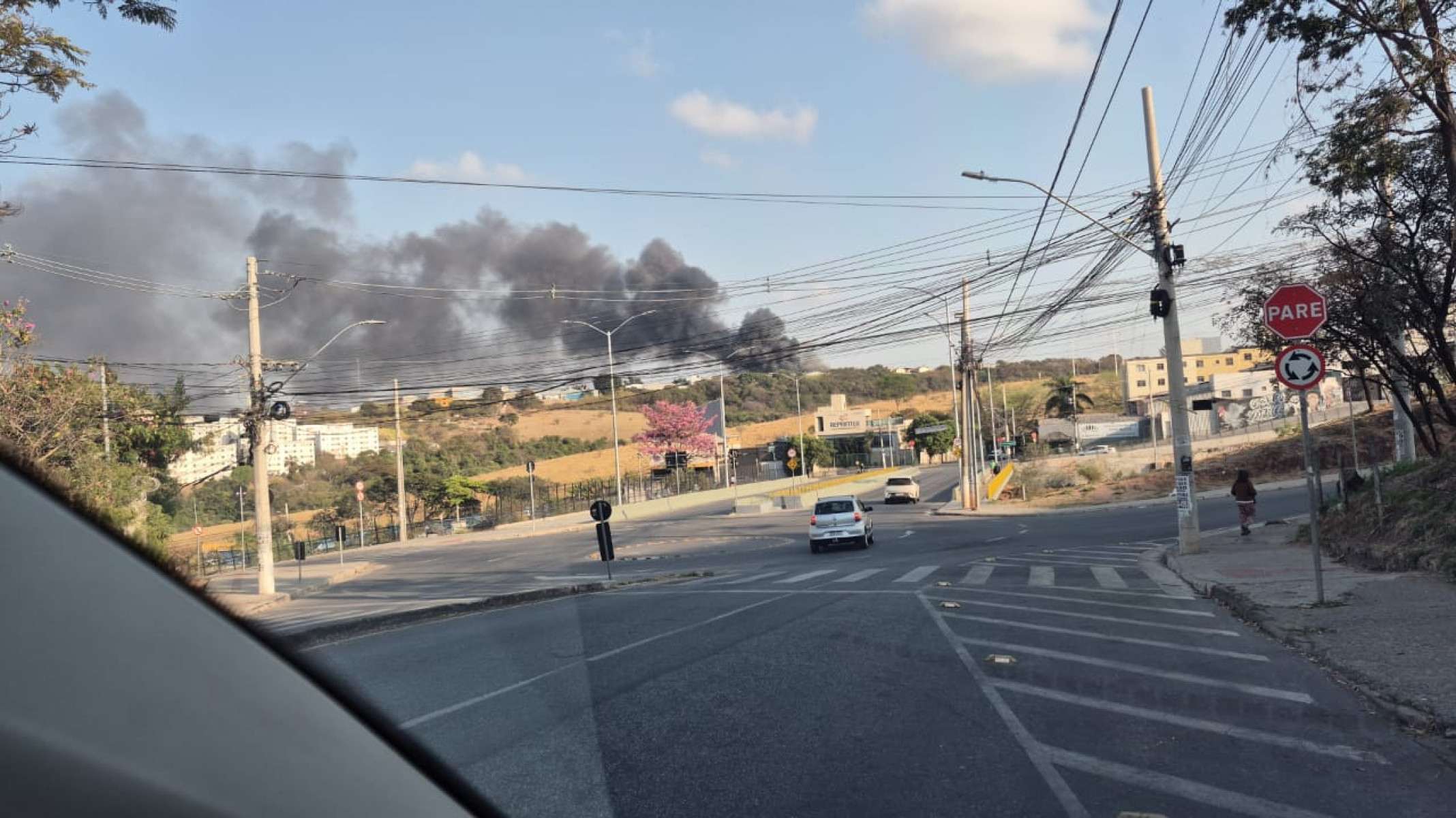 O incêndio provoca uma fumaça densa que pode ser vista ao longe-Guilherme Silvério/Imagem cedida ao Estado de Minas