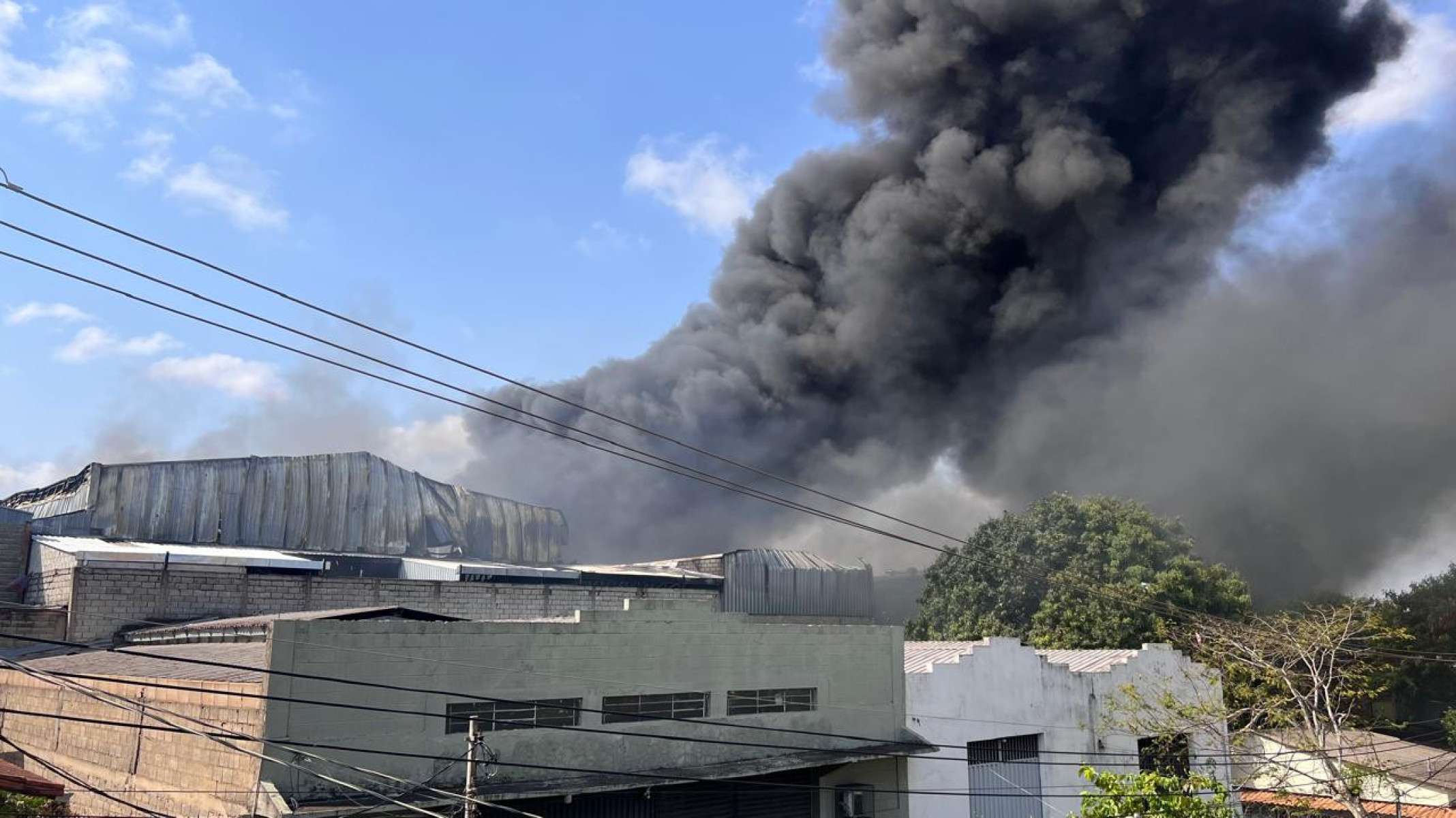 Matéria prima do galpão é plástico, altamente inflamável-Edésio Ferreira/EM/D.A. Press