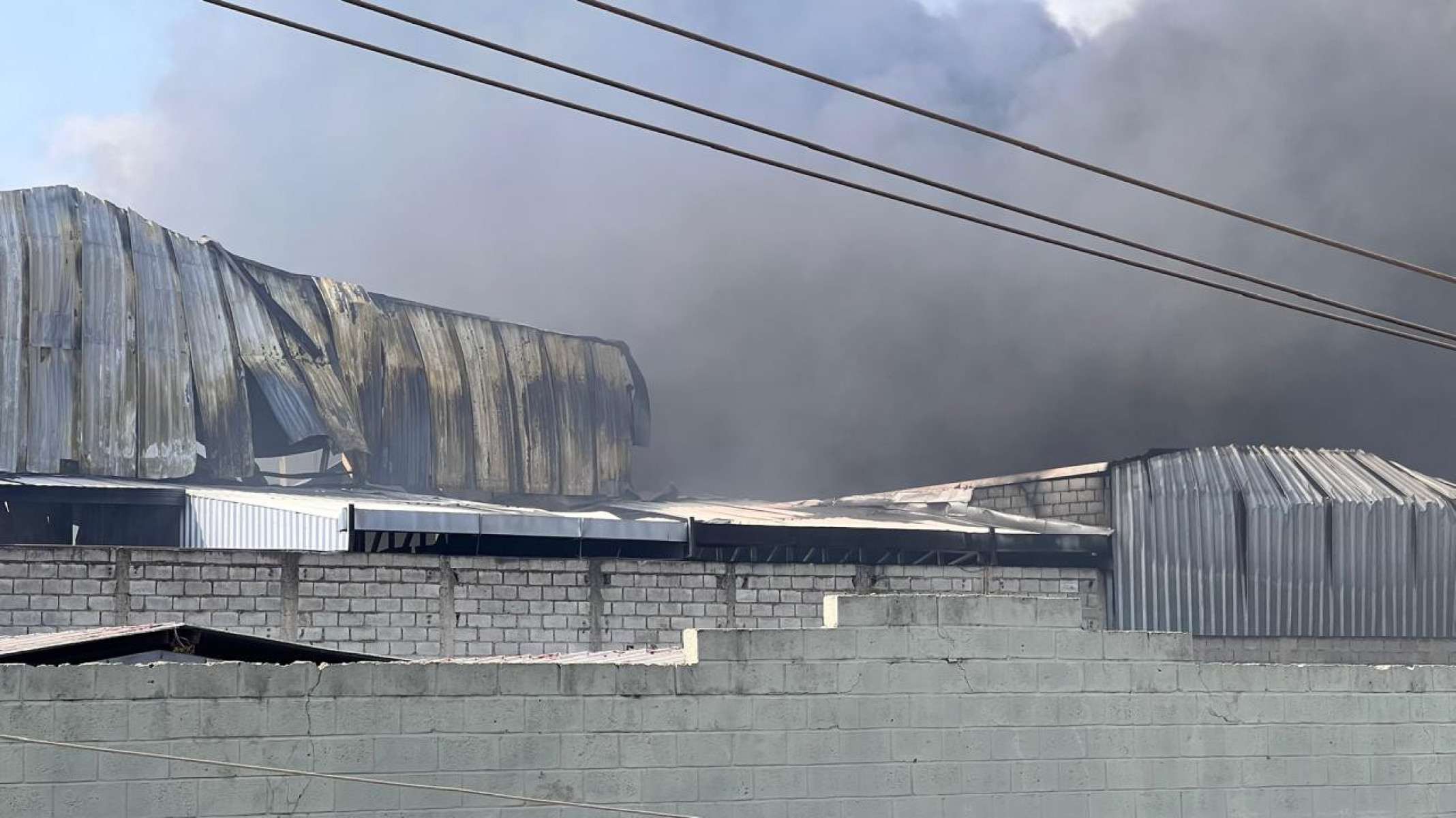 Matéria prima do galpão é plástico, altamente inflamável-Edésio Ferreira/EM/D.A. Press