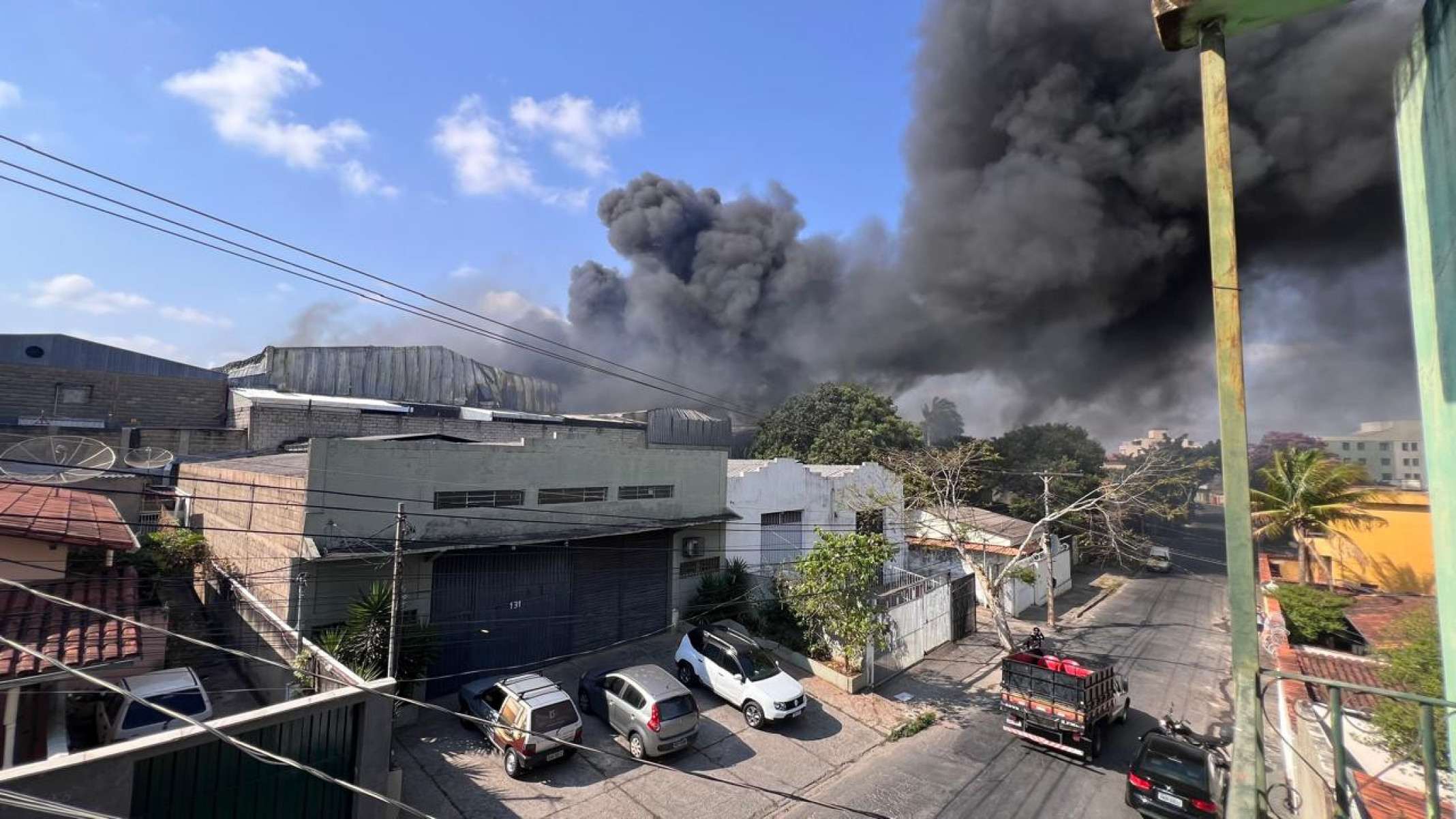 Incêndio provoca chamas altas no galpão-Edésio Ferreira/EM/D.A. Press
