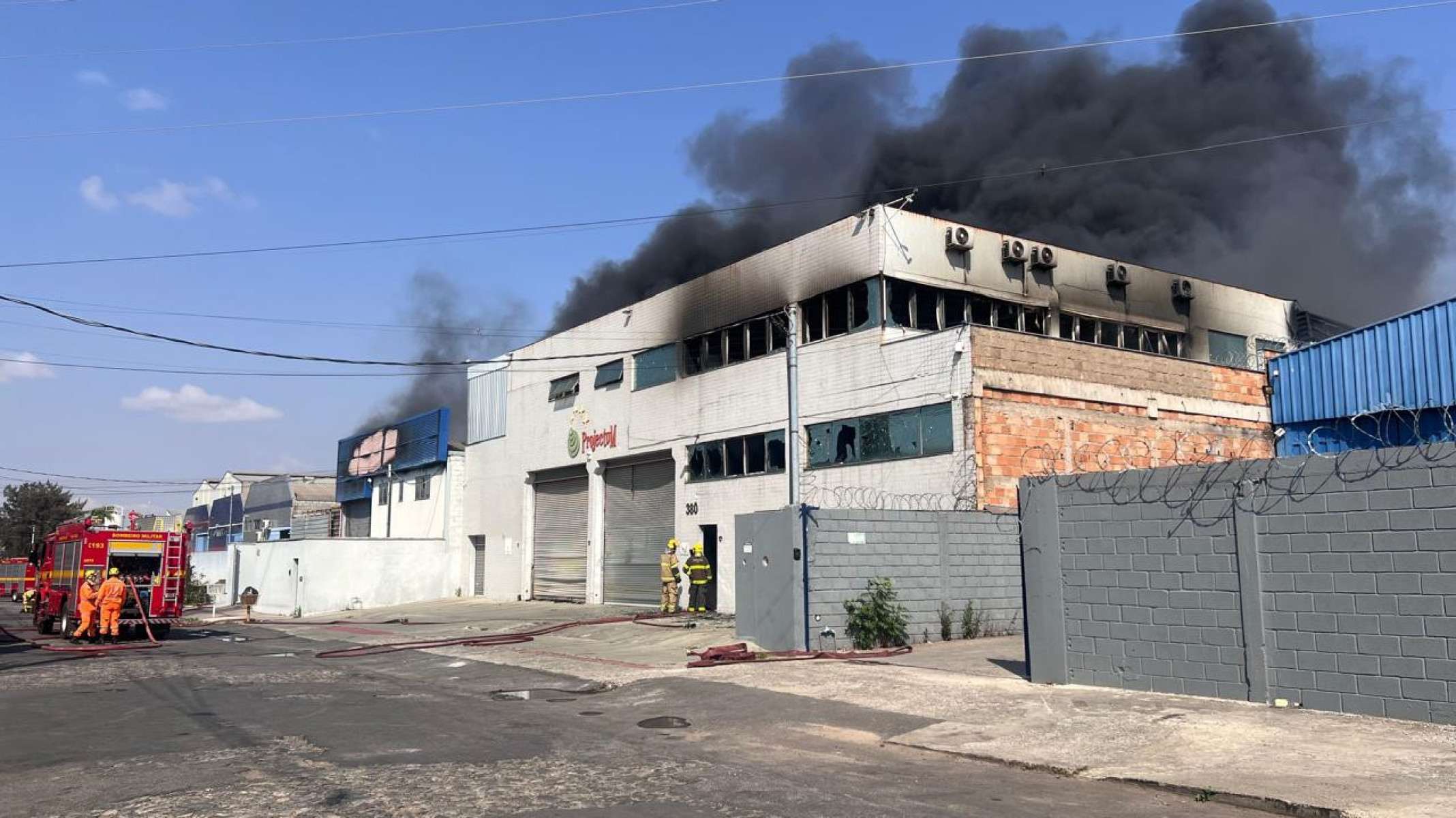 Incêndio provoca chamas altas no galpão-Edésio Ferreira/EM/D.A. Press
