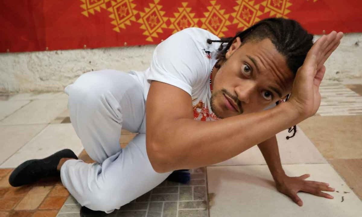  ‘‘Eu era um jovem sem direcionamento, e aqui encontrei a orientação para seguir minha vida com empreendedorismo e trabalho social. Hoje estou prestes a abrir minha hamburgueria graças ao que aprendi aqui. A capoeira me ajudou tanto que sinto que devo retribuir’’ - Gabriela Moreira, Morador  do Bairro São Cosme, 26 anos, e aluno do projeto Abadá Capoeira