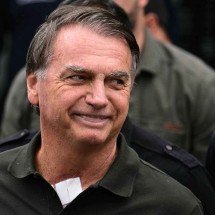 Bolsonaro recebe alta de hospital e boletim fala em anemia e pneumonia 