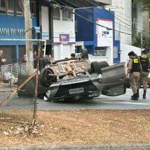 BH: carro capota e bloqueia Avenida Professor Mário Werneck, no Buritis - Bel Ferraz/Imagem cedida ao Jornal Estado de Minas