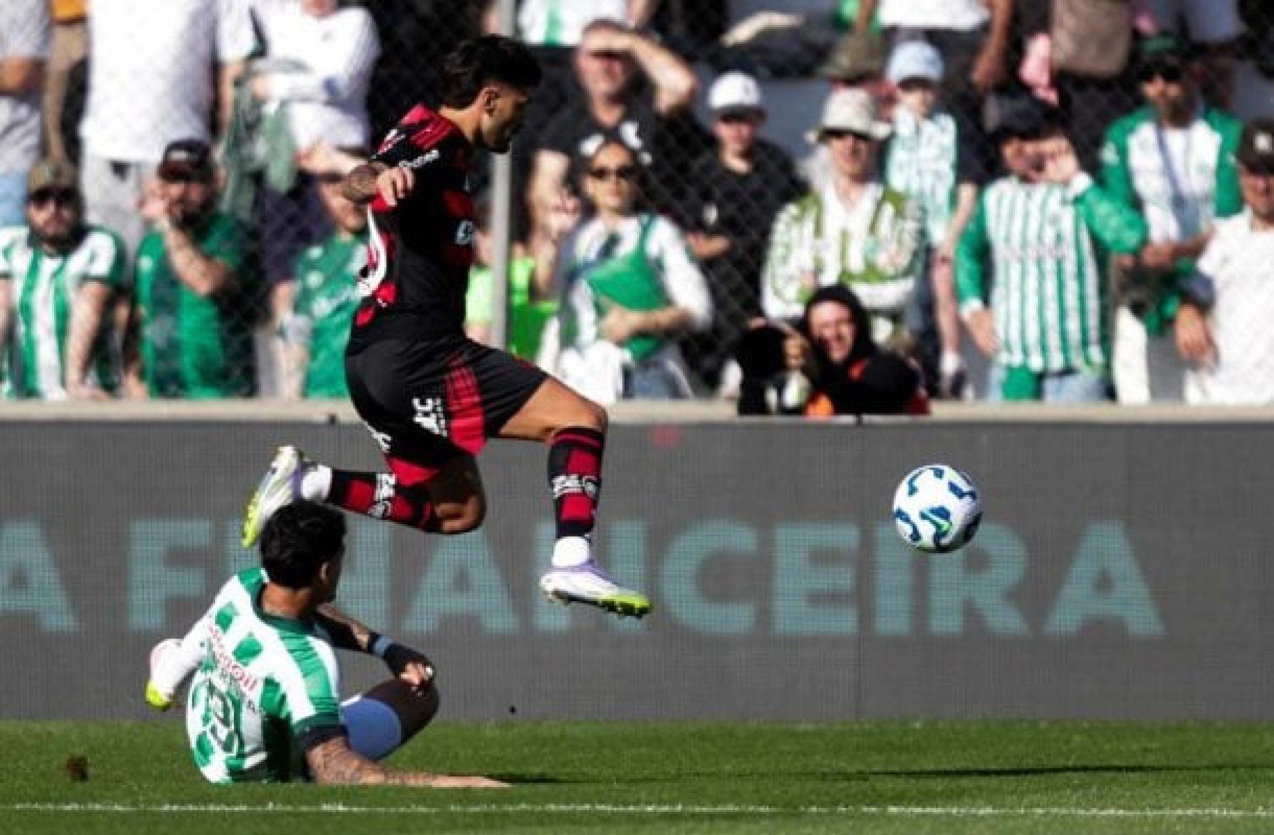 Flamengo controla o jogo desde o início. Vitória confortável