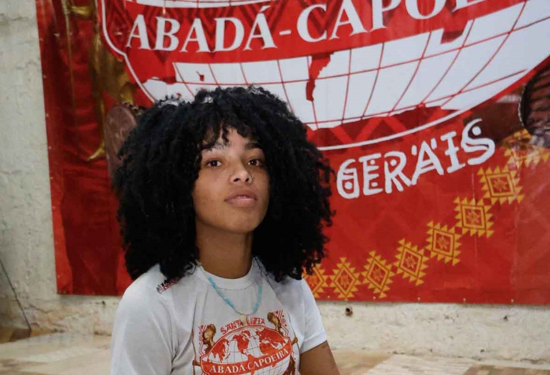 ‘‘Antes eu tinha muitos problemas emocionais, vivia em um ambiente de drogas, bebidas e preconceitos. A capoeira me transformou, abriu minha mente e hoje sou uma pessoa mais leve’’ - Gabriela Moreira, Moradora do Bairro São Cosme, 19 anos, e aluna do projeto Abadá Capoeira
