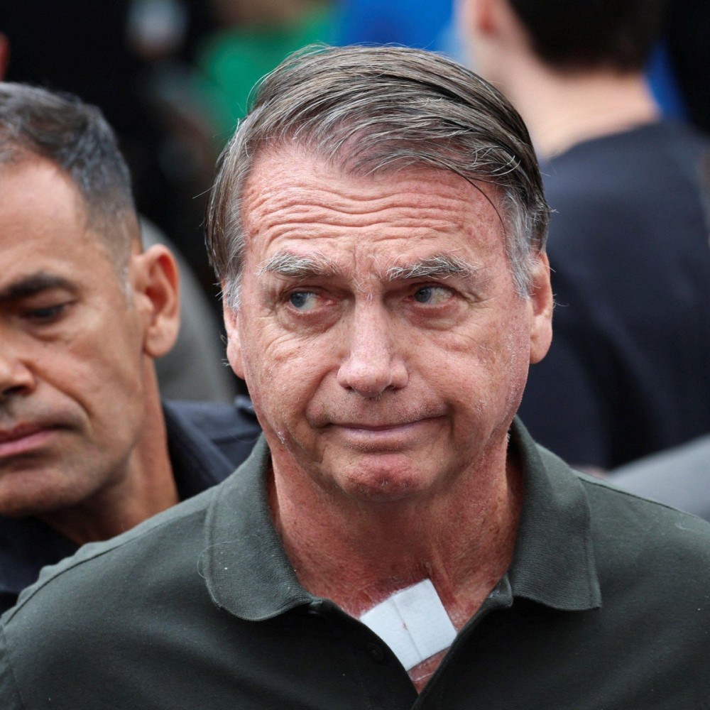 Bolsonaro passa mal e é hospitalizado; Flávio pede orações