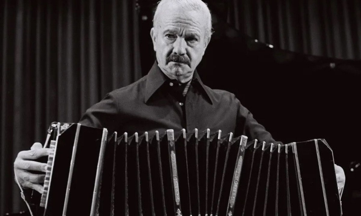 O bandoneón de Piazzolla parecia chorar, rir e sussurrar segredos ao mesmo tempo. Os violinos respondiam como ecos distantes, criando camadas de emoção que se sobrepunham -  (crédito: Latinjazznet.com/Reprodução)