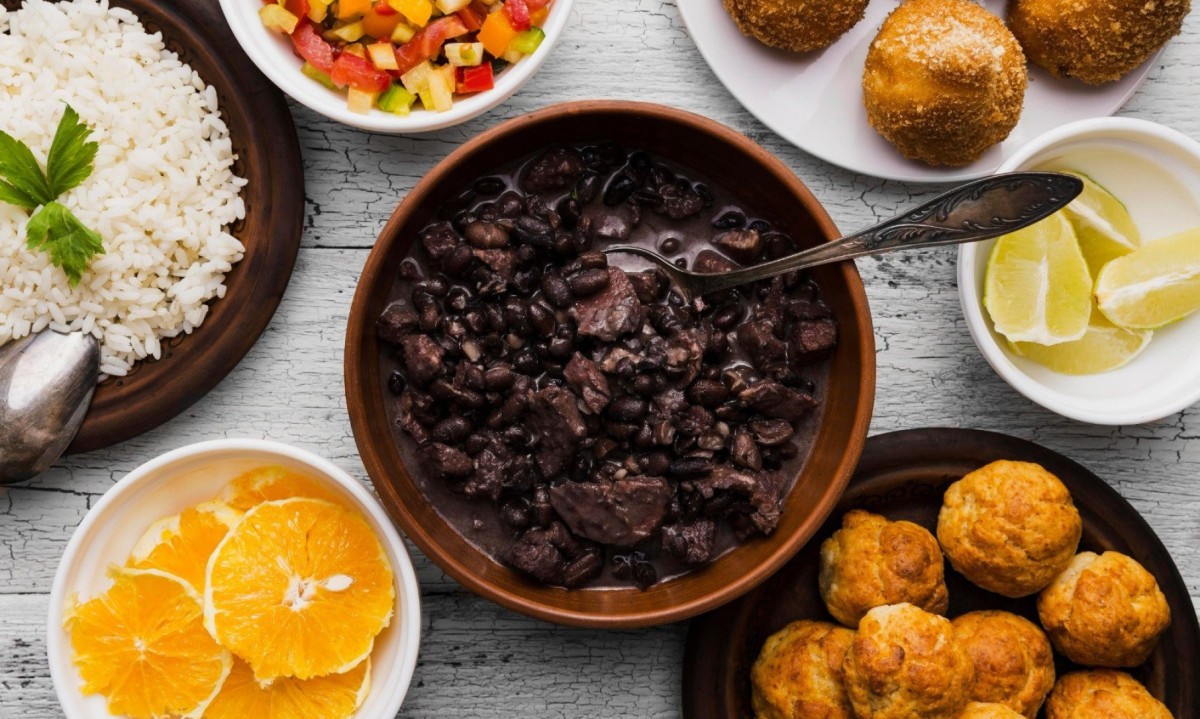 Feijoada é um prato clássico que os brasileiros preparam no utensílio com tampa hermética