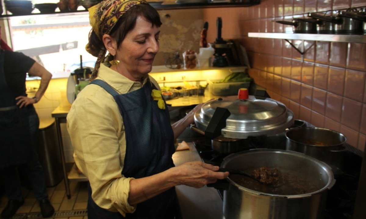 A chef Juliana Duarte venceu o preconceito e passou a usar a ferramenta para fazer pratos do restaurante