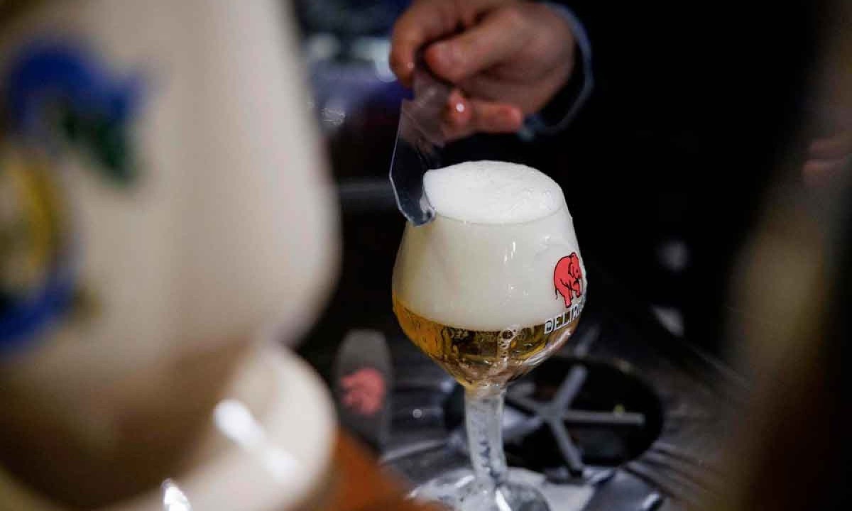  Por sua tradição e qualidade, cerveja belga é considerada um dos patrimônios culturais da humanidade -  (crédito: Simon Wohlfahrt/AFP)